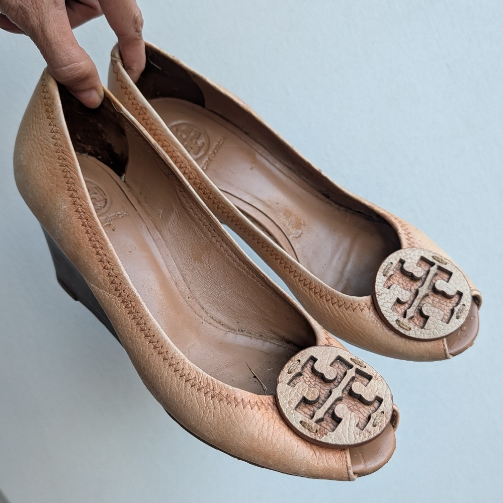 TORY BURCH Sally Peep Toe Wedge Distressed Tan leather Pump Size 8.5